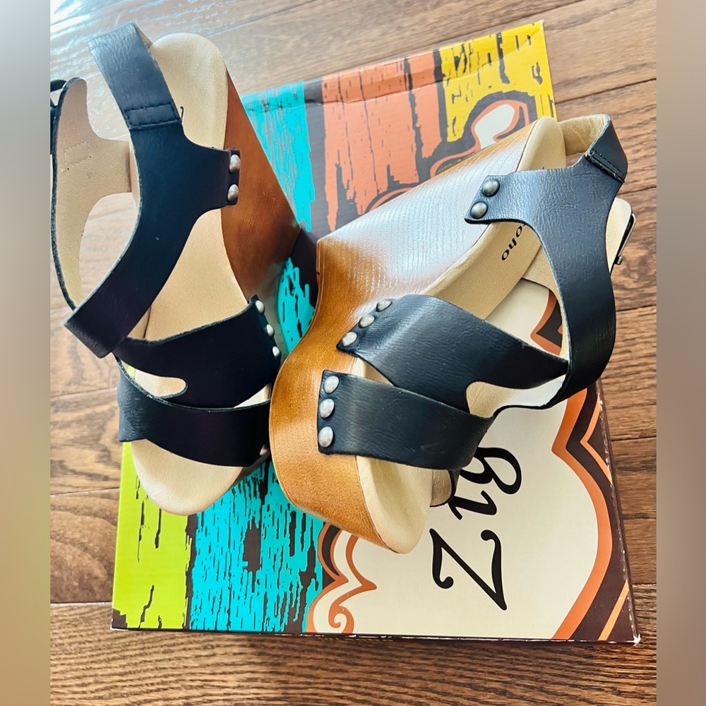 Preloved Zigi Soho Saffira Black and Brown Wedge Sandals
